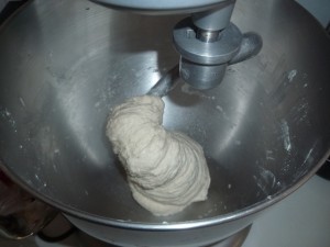 La pâte est homogène et légèrement élastique
